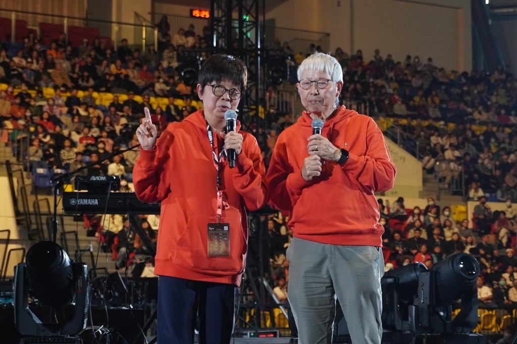 何志滌牧師和羅乃萱師母一起上台服事