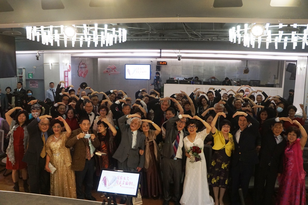 132對夫妻走紅毯重立婚約 彰顯家庭婚姻價值