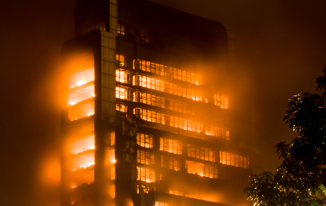 大埔宏福苑五級大火 消防人員仍致力救災 大埔宏福苑五級大火 消防人員仍致力救災